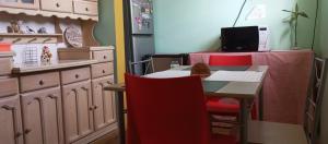 eine Küche mit einem Tisch und Stühlen sowie einem Schreibtisch in der Unterkunft Departamento 5p Tierra del Sol Eterno - Ica centro in Ica + 15 Fotos