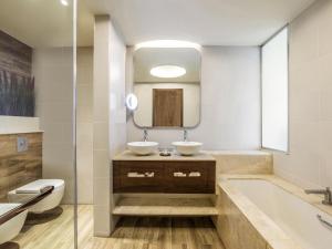 Koupelna v ubytování The Retreat Palm Dubai MGallery by Sofitel