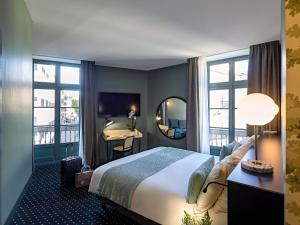 Postel nebo postele na pokoji v ubytování Mercure Nantes Centre Passage Pommeraye