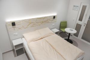 汉堡C&M Hotel的一间医院间,配有一张床铺和一张桌子