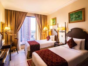 Postel nebo postele na pokoji v ubytování Mercure Dubai Barsha Heights Hotel Suites And Apartments