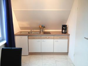 Kuchyň nebo kuchyňský kout v ubytování Gemütliches Apartment Im Dachgeschoss