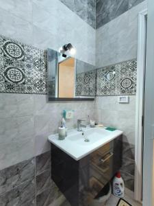 a bathroom with a sink and a mirror at Dar El Ommda in Tozeur