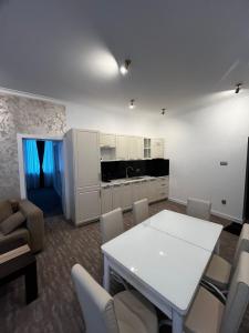 Kuchyň nebo kuchyňský kout v ubytování Vibe90 apartament centru istoric