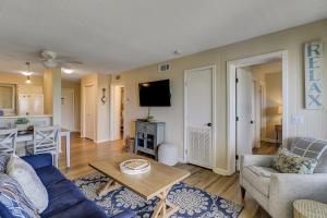 TV a/nebo společenská místnost v ubytování Hilton Head Resort 2104