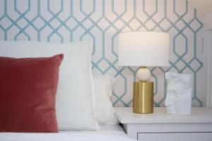 ein Schlafzimmer mit einem Bett mit einer Lampe auf einem Nachttisch in der Unterkunft Historic penthouse Plaza Mayor in Madrid in Madrid