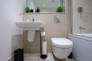 een badkamer met toilet en wastafel bij Spacious 2BR Apt - City Centre - Balcony - Parking in Central Station +33 foto's