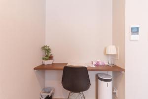 einen Schreibtisch mit Stuhl in einem Zimmer in der Unterkunft LANG HOTEL Kameido - Vacation STAY 79258v in Tokio