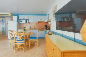 Kuchyň nebo kuchyňský kout v ubytování Paradise Perch - Royal Retreats at Maho Beach