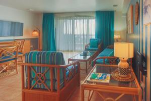 TV a/nebo společenská místnost v ubytování Paradise Perch - Royal Retreats at Maho Beach