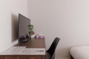 ein Schreibtisch mit einem Spiegel und einem Computer darauf in der Unterkunft LANG HOTEL Kameido - Vacation STAY 79460v in Tokio