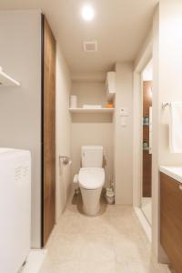 ein Badezimmer mit Toilette und Waschbecken in der Unterkunft LANG HOTEL Kameido - Vacation STAY 79460v in Tokio