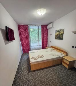 Ένα ή περισσότερα κρεβάτια σε δωμάτιο στο Hotel Roman