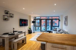 een woonkamer met een bank en een tafel bij Spacious 2BR Apt - City Centre - Balcony - Parking in Central Station