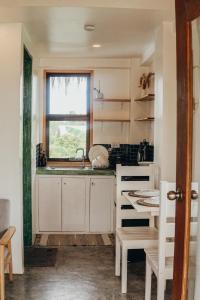 une cuisine avec un évier et une fenêtre dans l'établissement Central Loft 2-3 mins away from Surf Spots, à General Luna 8 autres photos