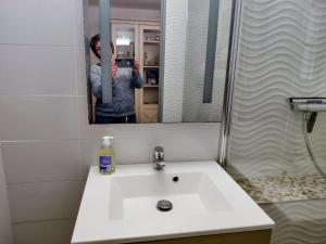 Ванная комната в Spacieux appartement tout confort proche plage et centre ville Wifi Animaux bienvenus +65 фотографий