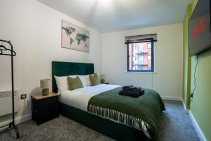 een slaapkamer met een bed en een raam bij Spacious 2BR Apt - City Centre - Balcony - Parking in Central Station