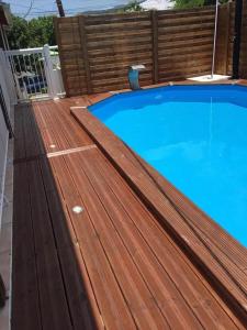 Bazén v ubytování Appartement moderne à Deshaies, 35 m², vue mer nebo v jeho okolí