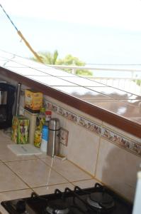 Kuchyň nebo kuchyňský kout v ubytování Appartement moderne à Deshaies, 35 m², vue mer