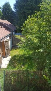 une cour avec un bâtiment et un arbre dans l'établissement Studio en Bois avec jardin clos, à Bullion 4 autres photos