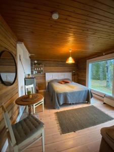 Ένα ή περισσότερα κρεβάτια σε δωμάτιο στο Metsäpirtti merenrannalla