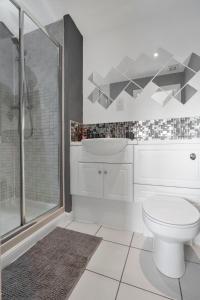 Ένα μπάνιο στο Free Parking - Central - 2 Bedroom - 4 Guests +9 φωτογραφίες