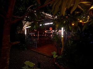 une pièce sombre avec un restaurant éclairé dans l'établissement Hideaway villa, à Varkala