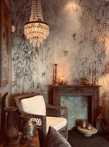 チェルノッビオにあるHotel Ristorante San Giuseppeのシャンデリアと暖炉のあるリビングルーム