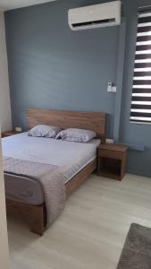 a bedroom with a bed and a window at 2 Bed 9 mins walk from beach in Flic-en-Flac