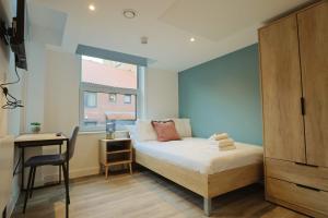 a small bedroom with a bed and a window at Studio Flat Close to Queen Square - Flat 5A in Bristol