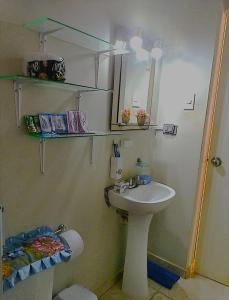 une salle de bain avec un lavabo et un miroir dans l'établissement Casa en Lambayeque, à Lambayeque 13 autres photos