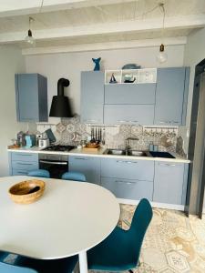 Η κουζίνα ή μικρή κουζίνα στο Blue House Portopalo