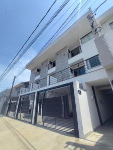 an apartment building with a gate in front of it at Suíte 12 dupla com vista para o mar in Pontal do Paraná