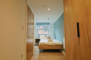 a small bedroom with a bed and a window at Studio Flat Close to Queen Square - Flat 4A in Bristol