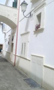 een wit gebouw met een raam en een bloembak bij Sottacastieddu in Avetrana