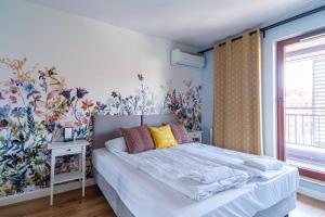 a bedroom with a bed with a floral wallpaper at SPA Waterlane Island Deluxe 1 by Grand Apartments in Gdańsk +14 photos