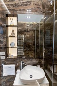 ein Badezimmer mit Toilette, Waschbecken und Dusche in der Unterkunft Ginex Luxury Suite, Trani in Trani + 32 Fotos