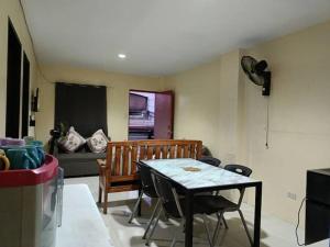 Χώρος καθιστικού στο Homestay with Netflix