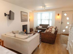 Una sala de estar con dos sofás y una chimenea. en Bodefi, en Nefyn