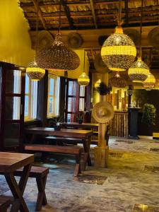ein Raum mit Tischen und Kronleuchtern in einem Gebäude in der Unterkunft Winston ocean heaven in Negombo + 37 Fotos