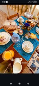 une table avec des assiettes et de la vaisselle en haut dans l'établissement Pousada da Cervejaria FAGATA, à Monteiro Lobato