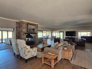 Et tv og/eller underholdning på Highlands Retreat Lodge In Highland Gate Golf and Trout Estate 1135