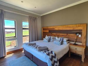 En eller flere senge i et værelse på Highlands Retreat Lodge In Highland Gate Golf and Trout Estate 1135