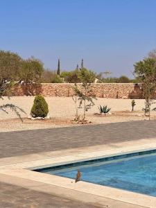 Bazén v ubytování Al jazira Suite by Maj Nia - Jardin - Piscine - Luxe - 2 Px nebo v jeho okolí