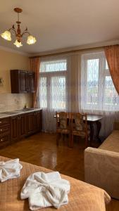 トラスコヴェッツにあるHerculesのテーブルとダイニングルームのあるキッチン