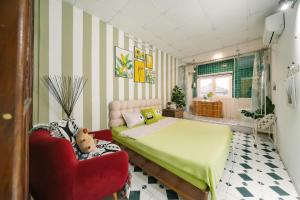 Postel nebo postele na pokoji v ubytování Super Old Quarter View - Skyline Balcony - Ta Hien street