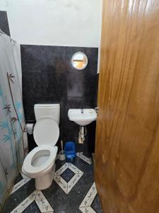 Ένα μπάνιο στο Obera Monoambiente Completo