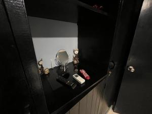 a black counter with a mirror and other items on it at Aloha Rodadero in Gaira