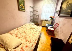 a bedroom with a bed and a table and a window at Apartament Julia Jedności in Zielona Góra