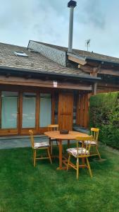 ein Holztisch und Stühle vor einem Haus in der Unterkunft Casa Pepe Baltarga in Prats i Sansor
